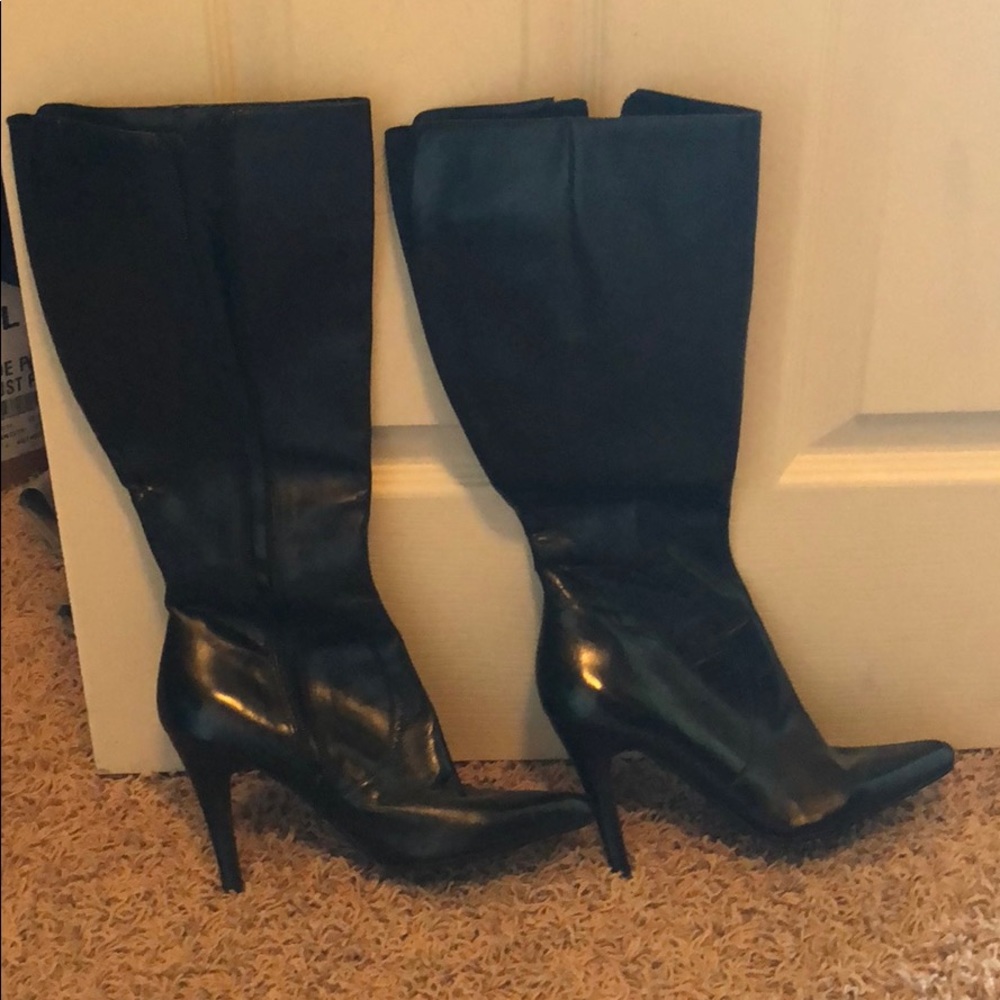 Black heeled boots